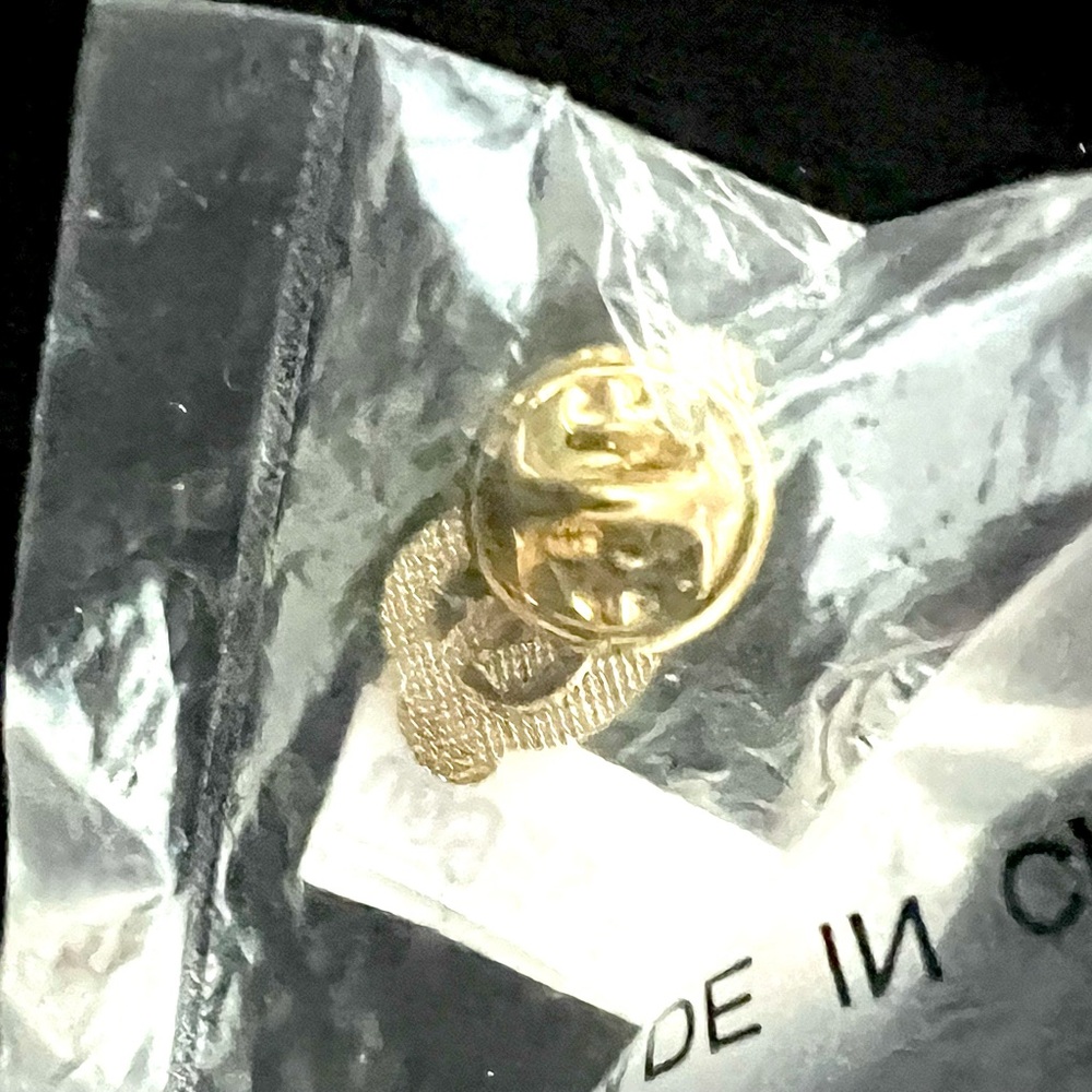 VINTAGE Music Pin Treble Clef in Gold & Black - Picture 2 of 4